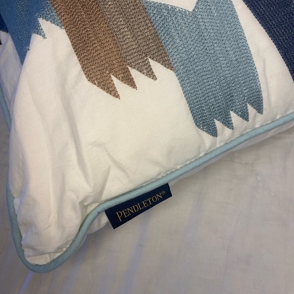Pendleton throw pillow. Excellent Condition - Picture 3 of 4